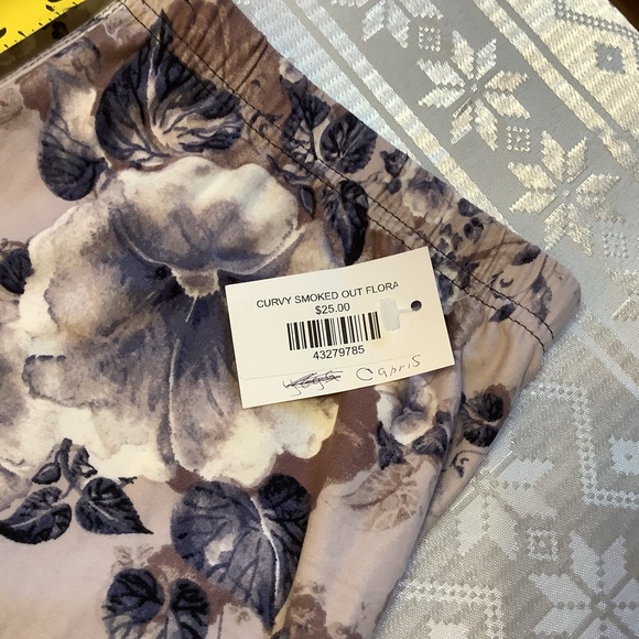 Capris Women’s Plus/Curvy 12-20 Elastic Waistband Smoked Out Floral Pattern - Picture 4 of 8